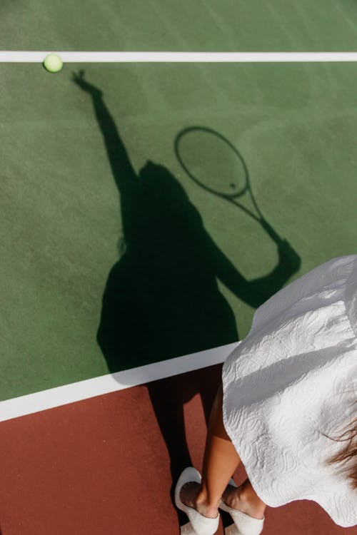 女人打网球的影子 · 免费素材图片