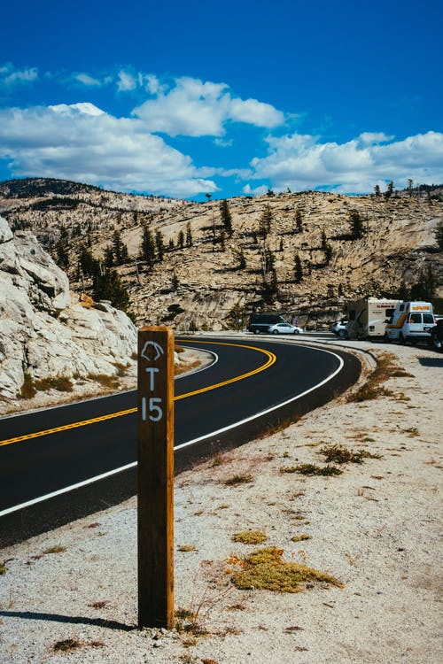 停在道路附近的汽车和车辆 · 免费素材图片