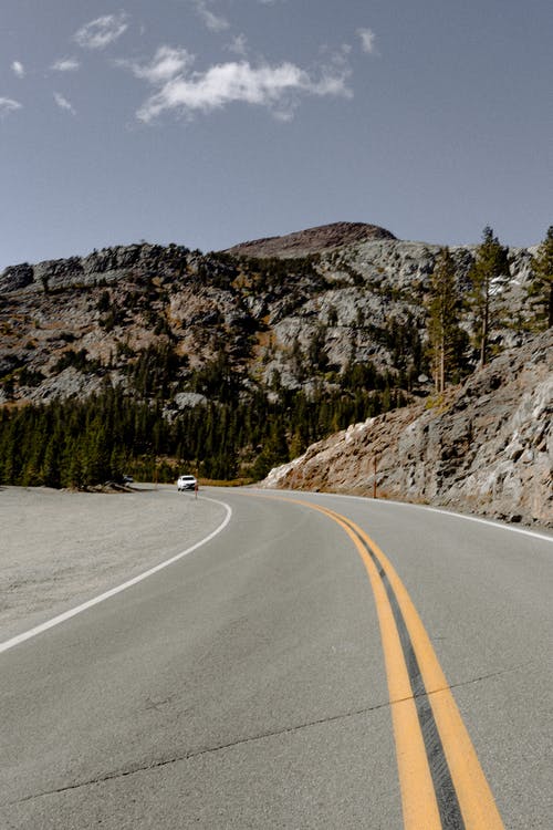 公路上的车 · 免费素材图片