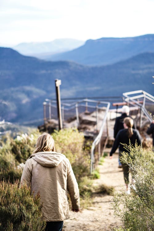 在高地上的男人穿连帽衫 · 免费素材图片