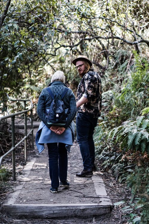 站在女人旁边的男人 · 免费素材图片