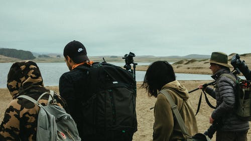 在河边散步的人 · 免费素材图片