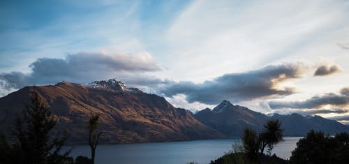 绿色和棕色山的风景摄影 · 免费素材图片