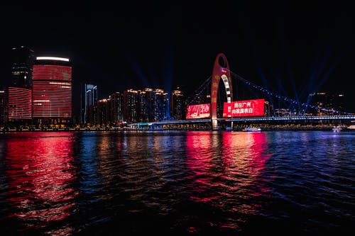 夜间在桥上通电的灯 · 免费素材图片