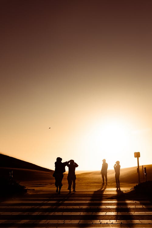 在人行道上行走的人的剪影 · 免费素材图片