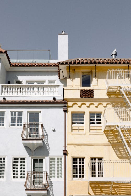 两座白色和黄色的混凝土建筑 · 免费素材图片