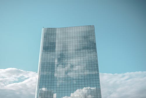 蓝天下的高层玻璃建筑照片 · 免费素材图片