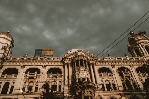 白色混凝土建筑 · 免费素材图片