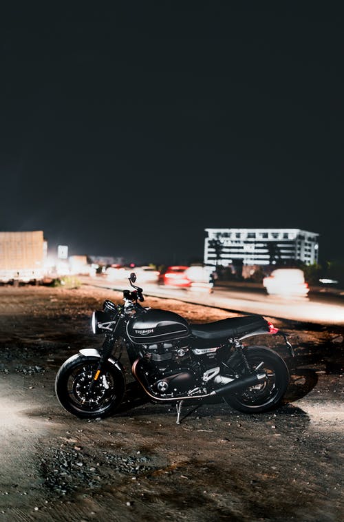 黑摩托车在晚上 · 免费素材图片