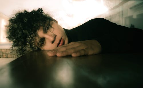 女人靠在桌子上 · 免费素材图片