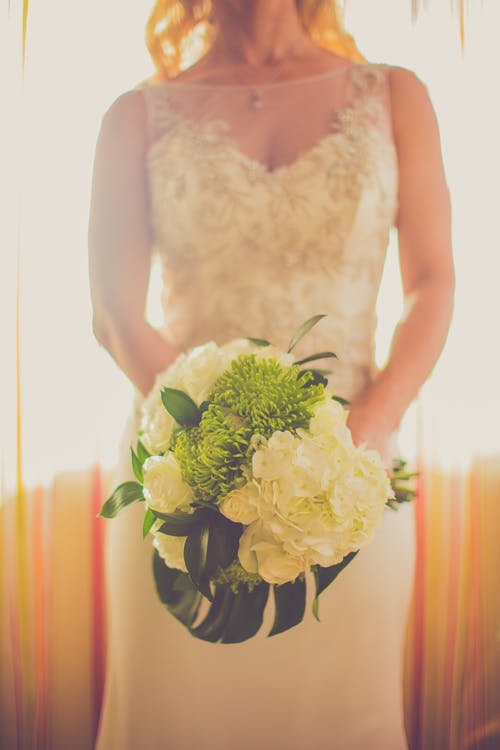 特写照片新娘抱着花束 · 免费素材图片