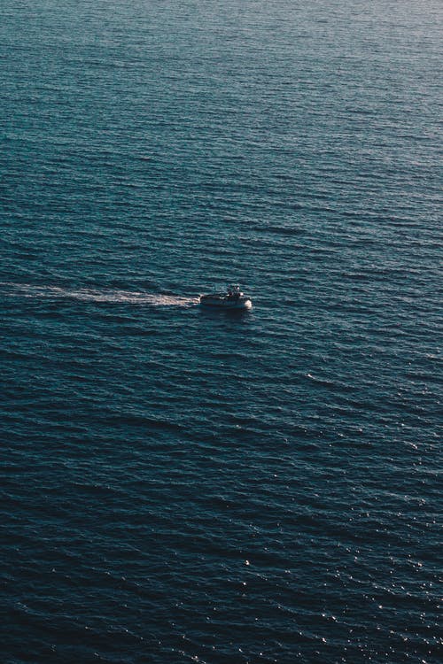 船在水面上 · 免费素材图片