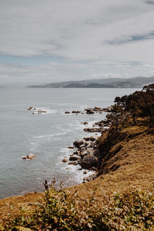 水体上的巨石 · 免费素材图片
