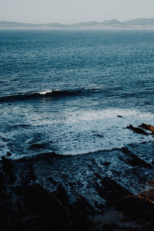 海景与海岸附近的岩石 · 免费素材图片