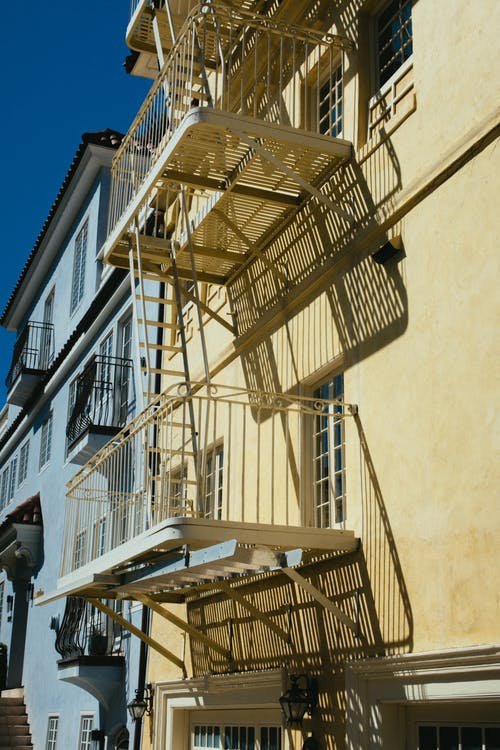 逃生建筑物的阳台 · 免费素材图片