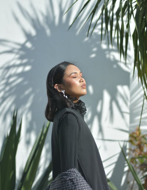 女人抬头闭上眼睛 · 免费素材图片