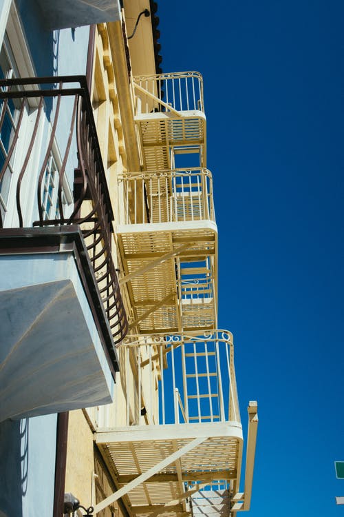 带阳台的白色混凝土建筑 · 免费素材图片