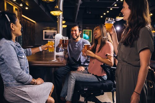 一群人喝啤酒和乐趣 · 免费素材图片