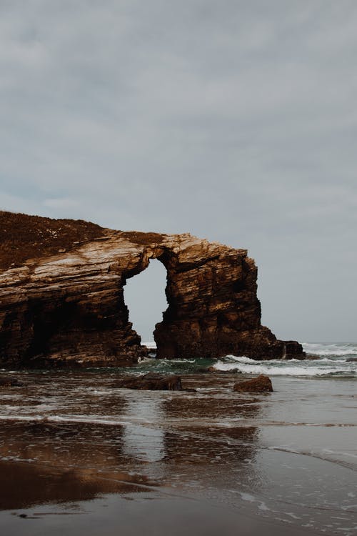 岸边的岩层 · 免费素材图片
