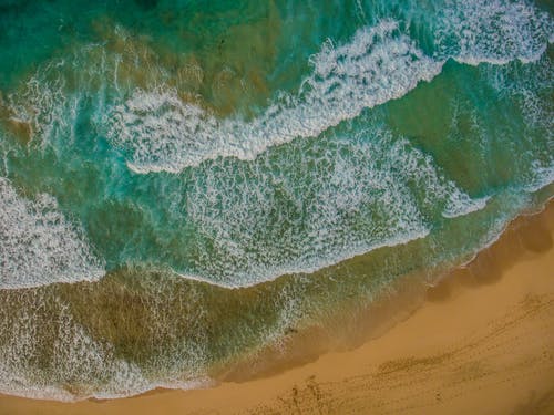 鸟瞰的海浪冲到岸边 · 免费素材图片