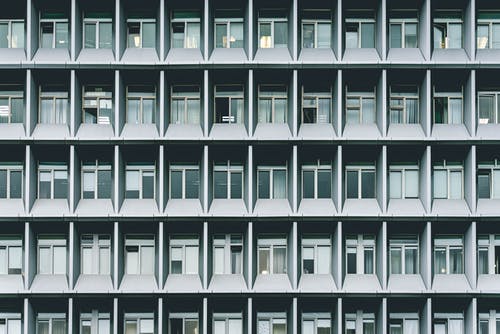 混凝土建筑窗户的灰度摄影 · 免费素材图片