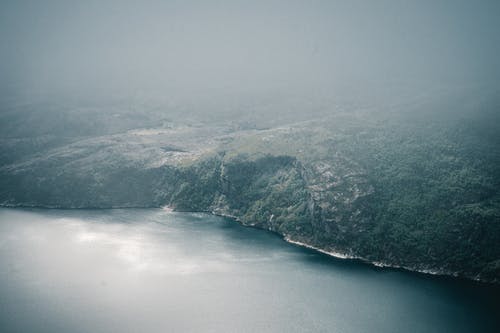 水体附近的悬崖 · 免费素材图片