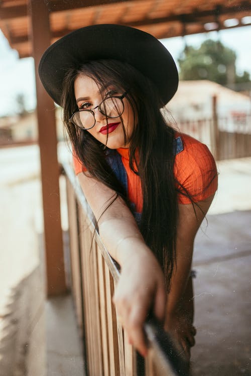 女人靠在扶手上的照片 · 免费素材图片