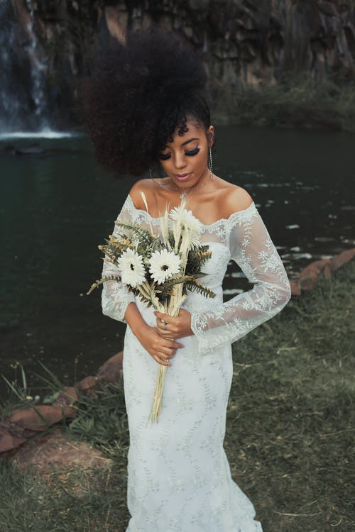 女人手捧花的照片 · 免费素材图片