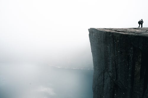 两人站在悬崖上 · 免费素材图片