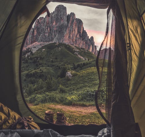 黄色和灰色的帐篷里的人，看着山上的风景 · 免费素材图片