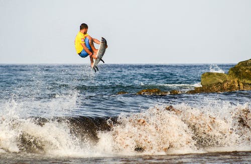 男子跳过水 · 免费素材图片
