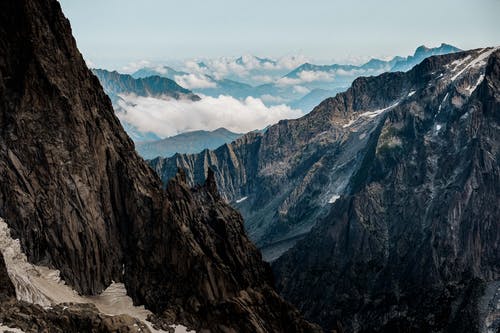 白色天空下的山 · 免费素材图片