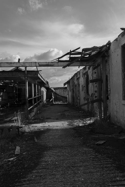 被遗弃的房屋的灰度照片 · 免费素材图片