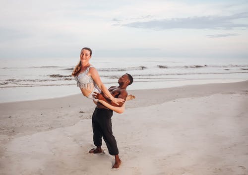 男人和女人在海边跳舞 · 免费素材图片