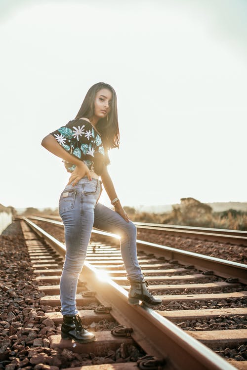 站在铁轨上的女人的照片 · 免费素材图片