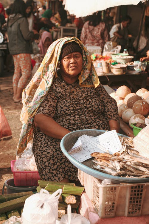 坐在女人卖鱼干 · 免费素材图片