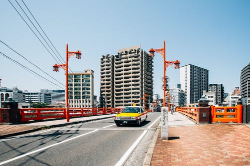 建筑物附近道路上的汽车 · 免费素材图片