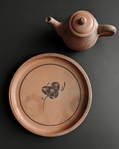 桃色茶壶和盘子 · 免费素材图片