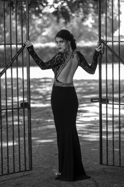 女人穿着金属门摆姿势摆姿势优雅穿着灰色背影照片 · 免费素材图片