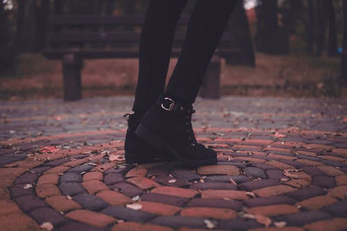 女人穿着黑靴子 · 免费素材图片