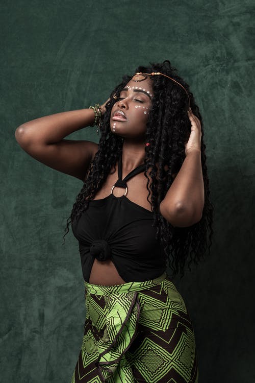 黑色无袖上衣和绿色裙子的女人 · 免费素材图片