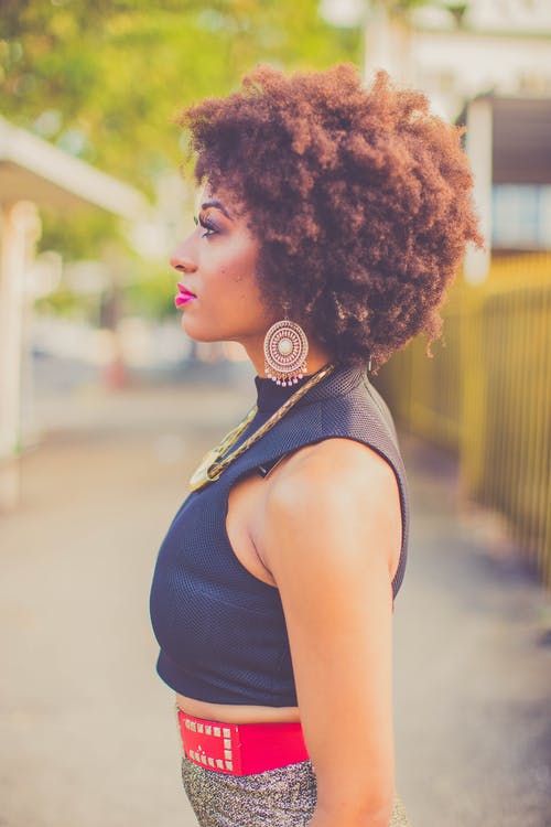 蓝色无袖上衣的女人 · 免费素材图片