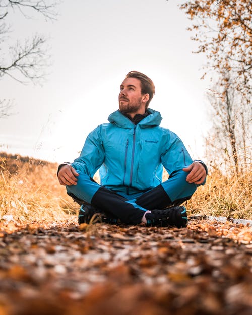 男子坐在地上的照片 · 免费素材图片