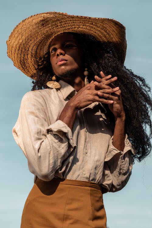 女人穿着米色礼服衬衫和棕色迷你裙 · 免费素材图片