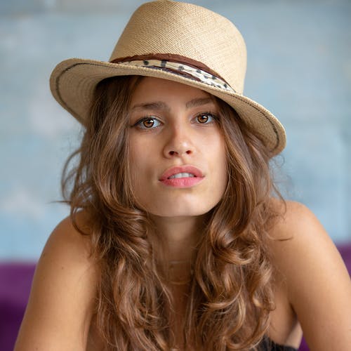 女人戴着帽子的特写照片 · 免费素材图片