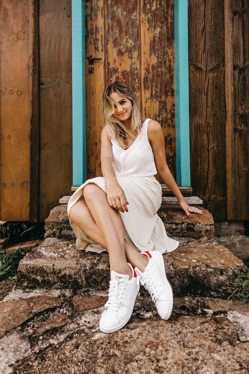 微笑着坐在门边的女人 · 免费素材图片