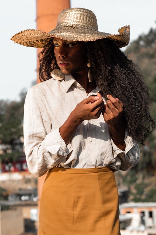 女人戴着太阳帽的照片 · 免费素材图片