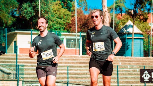 两个男人跑 · 免费素材图片