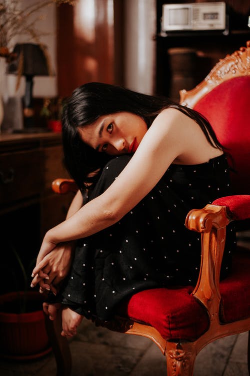 女人坐在椅子上的照片 · 免费素材图片