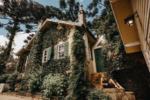 女人坐在楼梯上的照片 · 免费素材图片